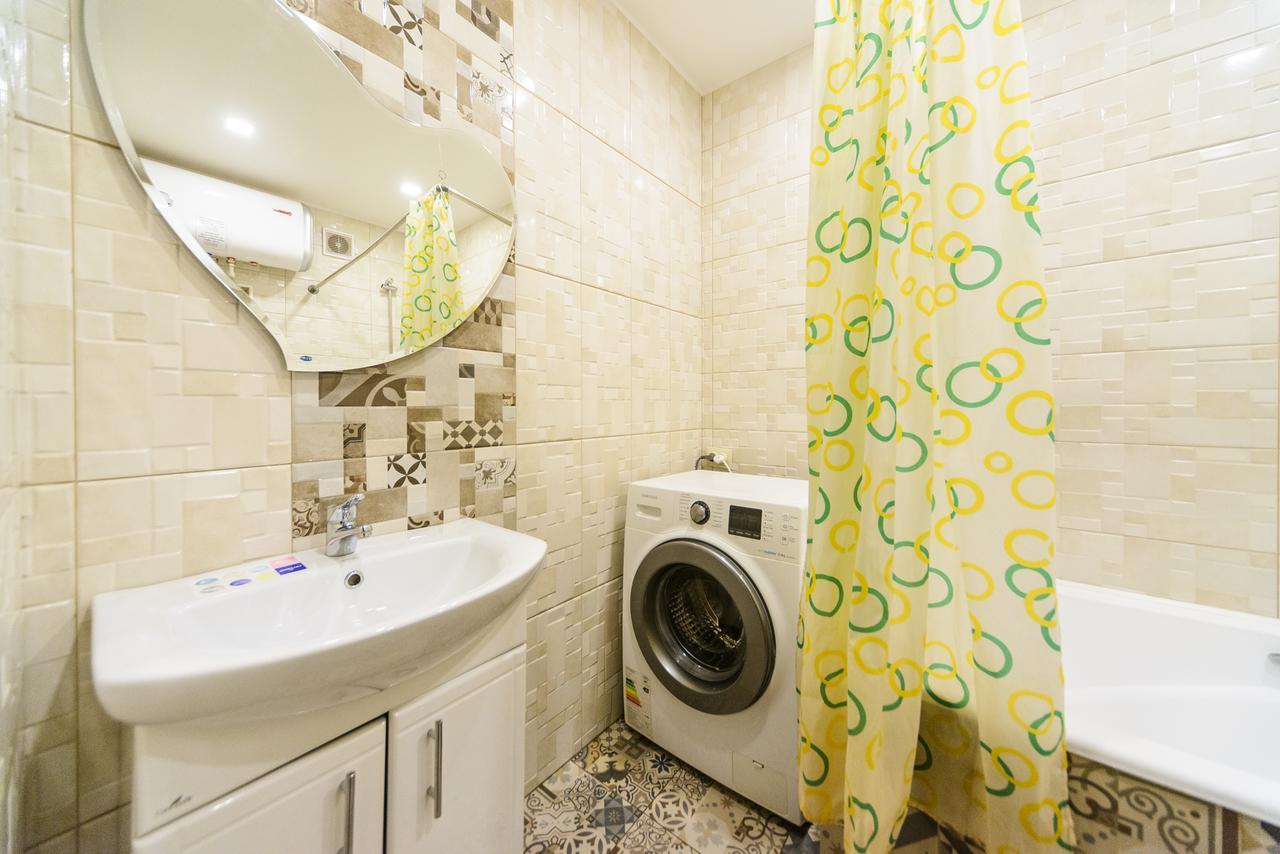 Apartment On Hryhoriia Chuprynky Kiev Esterno foto